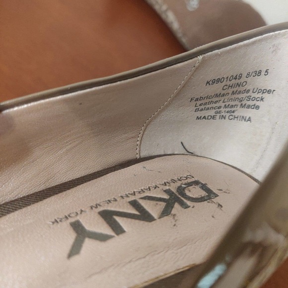 DKNY Women's Shoes Pumps Low Heel Brown Logo Gold Accent Size 8. - Picture 7 of 7